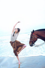 组图：商侃曝大尺度写真 随性柔和文艺气息足