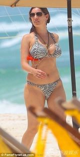 组图：布鲁克希腊度假 斑马纹比基尼豪乳傲人