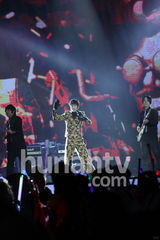 组图：萧敬腾复古花西装跨年 敬腾style嗨爆