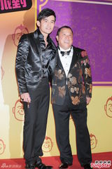 组图：周杰伦现身祝寿曾志伟 全黑套装帅气