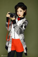 组图：邓家佳杂志大片俏皮 圣诞节玩撞色爵士风