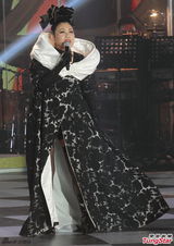 组图：汪明荃香港开唱 造型多变火辣优雅