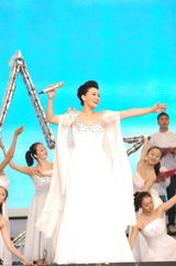 高清图：谭晶再唱《生死不离》 与志愿者为玉树祈福