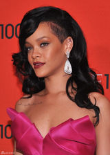 高清图：蕾哈娜玫红色宫廷式抹胸礼服性感亮相