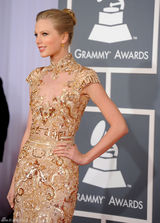 高清图：格莱美红毯泰勒-斯威夫特亮相俏丽可人