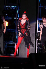 组图：阿妹身著爆乳装开唱 歌迷现场点唱饱耳福