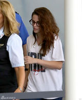 组图：斯图尔特率性装现身机场 赶赴多伦多影展