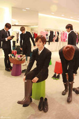 高清图：韩男团INFINITE穿正装购雨靴被拍