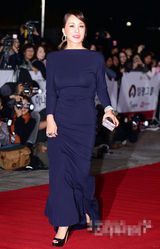 组图：严正花长裙亮相红毯 前凸后翘双峰美