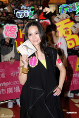 组图：阿娇否认TWINS解散 坦言不是“黑面女神”