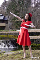 幻灯图集：张娜拉婚纱照曝光 唯美甜蜜短发俏丽