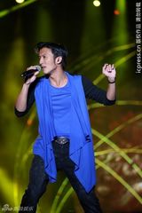 组图：中秋蔡依林献唱露胸光 谢霆锋拒谈王菲