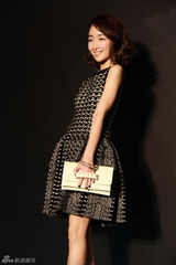 组图：周冬雨黑白伞裙与张曼玉竞艳甜美可人