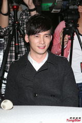 组图：温升豪35岁生日圆歌手梦 唱新歌回馈歌迷