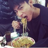 组图：张亮超模好友刘畅走红 长腿奶爸偶像颜