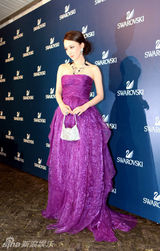 幻灯图：霍思燕珠光出巡  纱裙太透美腿毕露