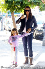 组图：詹妮弗-加纳带爱女出街与媒体玩互拍