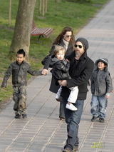 高清组图：皮特朱莉一家人乘坐快艇回威尼斯