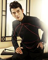 组图：张晓龙两登台版时尚大刊展绅士魅力