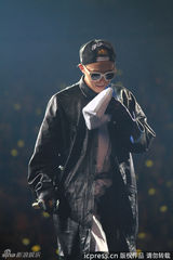 高清图：G-Dragon上海个唱落幕 吐舌奔跑惹疯狂