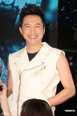 组图：Ella与Hebe玩亲亲 庾澄庆否认与张惠妹绯闻