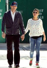 组图:未婚妻米拉出席哥哥婚礼 阿什顿-库彻护驾