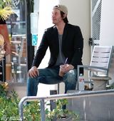 组图：基努-里维斯咖啡馆独坐1小时形单影只