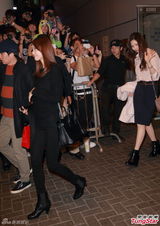 组图：少女时代抵港准备开唱 闪现机场秒杀粉丝