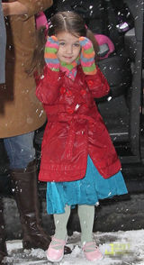 高清图：纽约降雪苏瑞出门撑卡通伞 品尝雪的味道