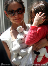 组图：凯蒂霍尔姆斯带女儿逛街 苏瑞情绪低落躲镜头