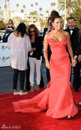 组图：伊娃-朗格利亚低胸礼服亮相 展露好身材