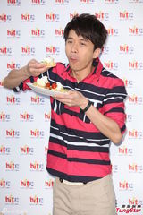 组图：光良亲手喂粉丝吃榴莲 被品冠催结婚生子