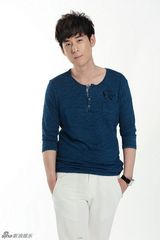 组图：刘欢清俊写真造型优雅帅气