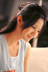 高清图：安以轩千万酬劳拍广告 甜美电眼勾男模