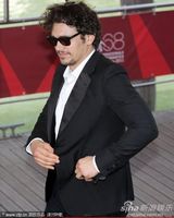 组图：《萨尔》发布会 詹姆斯-弗兰科惹粉丝尖叫