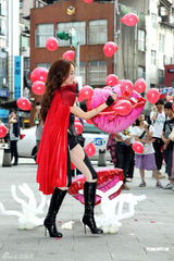 高清图：关颖变女超人宣传新专辑 秀身材笑容灿烂