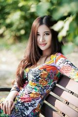 组图：张子瑄夏日写真曝光 花色礼服露锁骨