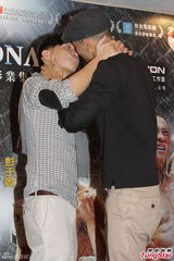 组图：张家辉与彭于晏搞笑接吻 禁妻子拍吻戏