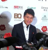 组图：贾乃亮帅气现身  荣膺年度魅力红人幽默感言