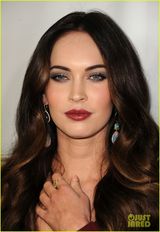 组图：梅根-福克斯枣红套裙亮相首映 妆容精致红唇性感