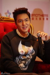 组图：对话李敏镐赞金宇彬 被叫男神有负担