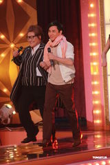 组图：谭咏麟关心妍台上合唱 众星现身无线电视城