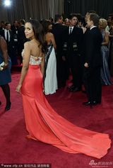 组图：凯莉-华盛顿嫩粉亮片鱼尾裙亮相红毯