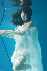 组图：林柯彤拍摄水下写真 裙纱飘荡尽显妖媚