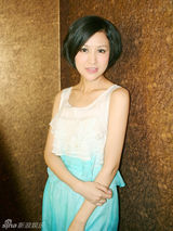 幻灯图：陆毅后台照尽显阳光 鲍蕾剪短发气质清新