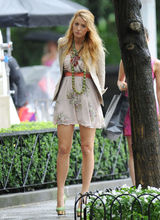 高清图：布莱克-弗莱利现身片场 短裙不慎走光