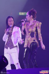 组图：关淑怡香港开唱 谭咏麟草蜢激情助阵