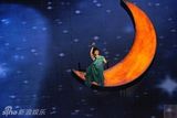 幻灯：“月亮公主”孟庭苇开唱 儿子上台“示爱”