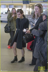 组图：艾玛穿短裙秀美腿 素颜现身机场不停甜笑