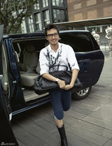 组图：冯绍峰杂志花絮照曝光 搞怪表情魅力十足